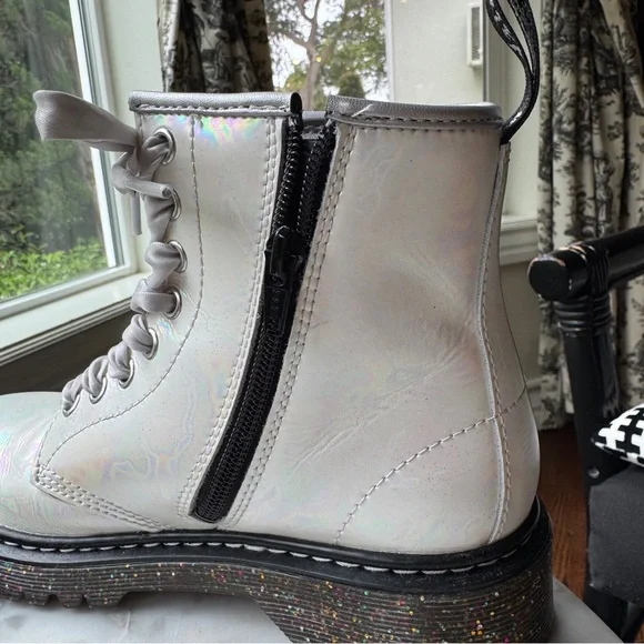 NWOB 🦄Iridescent rainbow Doc Martens! - Picture 2 of 15